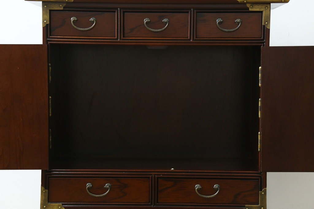 中古　美品　重厚感ある金具が魅力的なキャビネット　(R-081366)