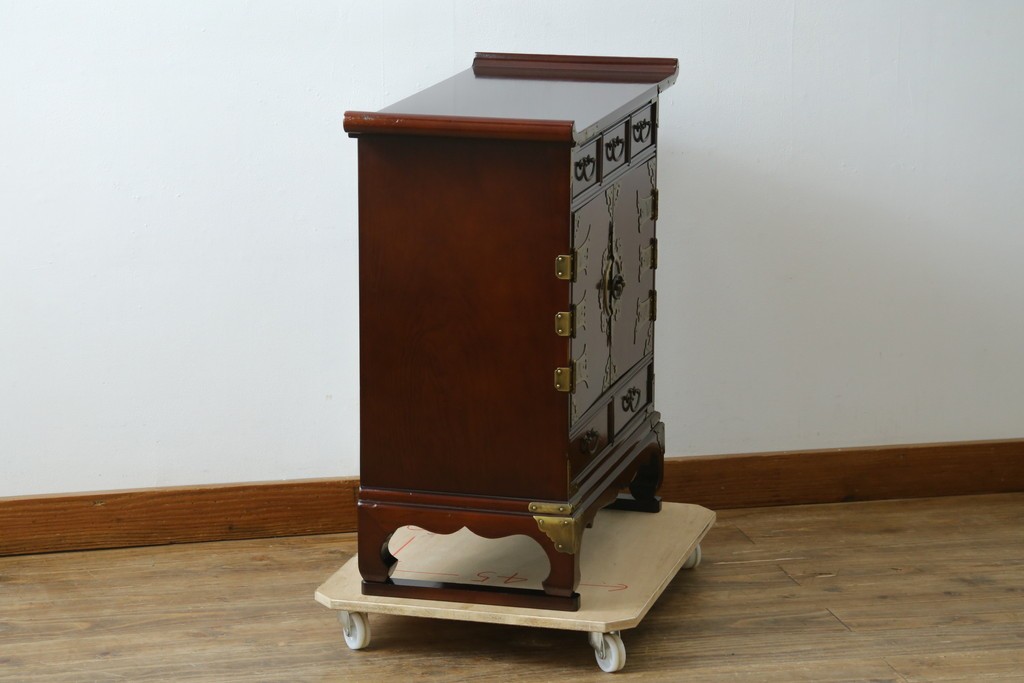 中古　美品　重厚感ある金具が魅力的なキャビネット　(R-081366)