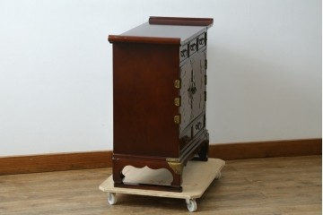 中古　美品　重厚感ある金具が魅力的なキャビネット　(R-081366)