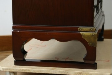 中古　美品　重厚感ある金具が魅力的なキャビネット　(R-081366)