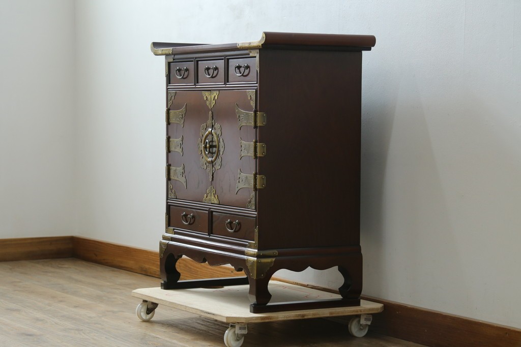 中古　美品　重厚感ある金具が魅力的なキャビネット　(R-081366)