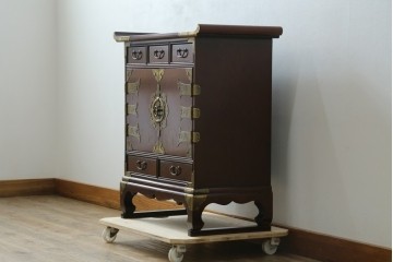 中古　美品　重厚感ある金具が魅力的なキャビネット　(R-081366)