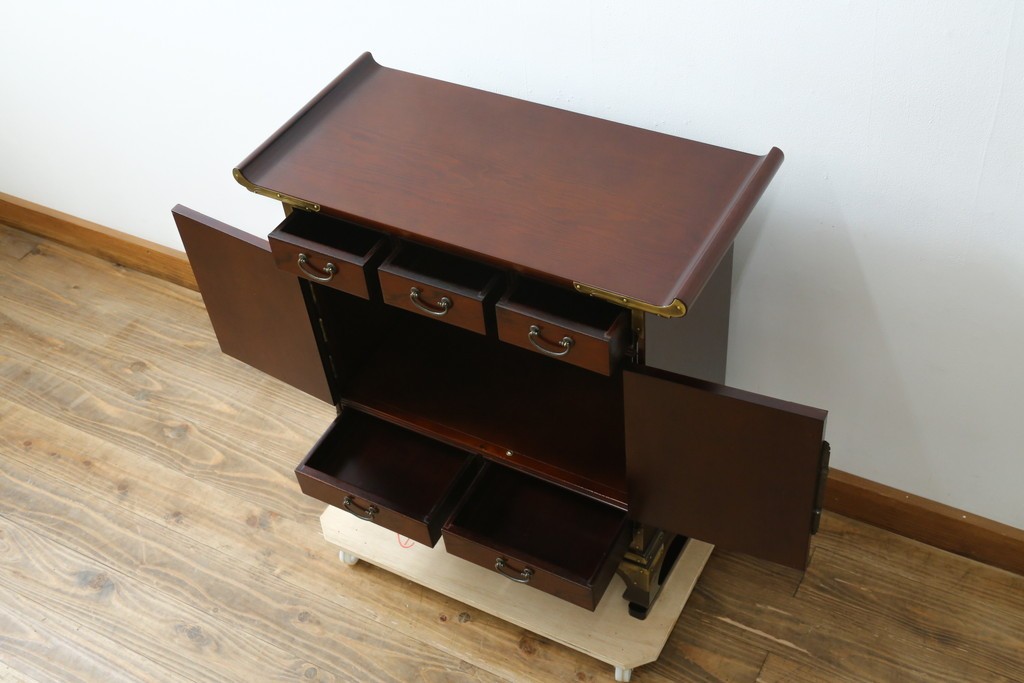 中古　美品　重厚感ある金具が魅力的なキャビネット　(R-081366)