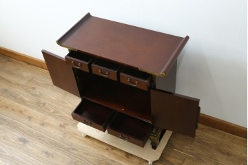 中古　美品　重厚感ある金具が魅力的なキャビネット　(R-081366)