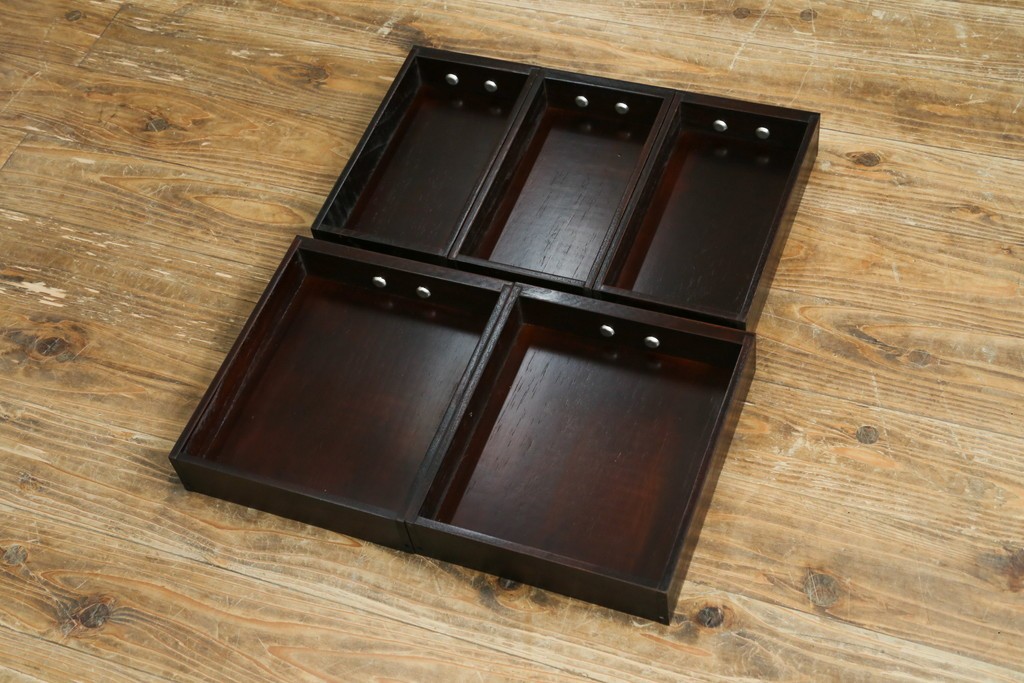 中古　美品　重厚感ある金具が魅力的なキャビネット　(R-081366)