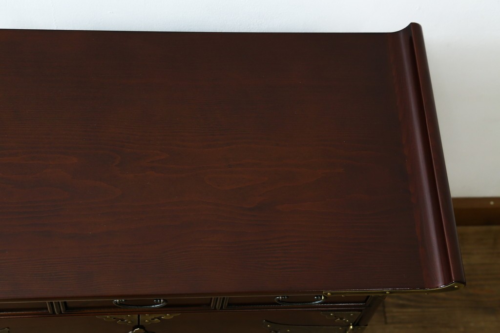 中古　美品　重厚感ある金具が魅力的なキャビネット　(R-081366)