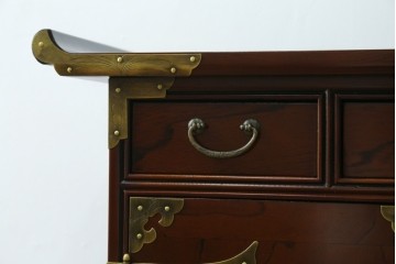 中古　美品　重厚感ある金具が魅力的なキャビネット　(R-081366)