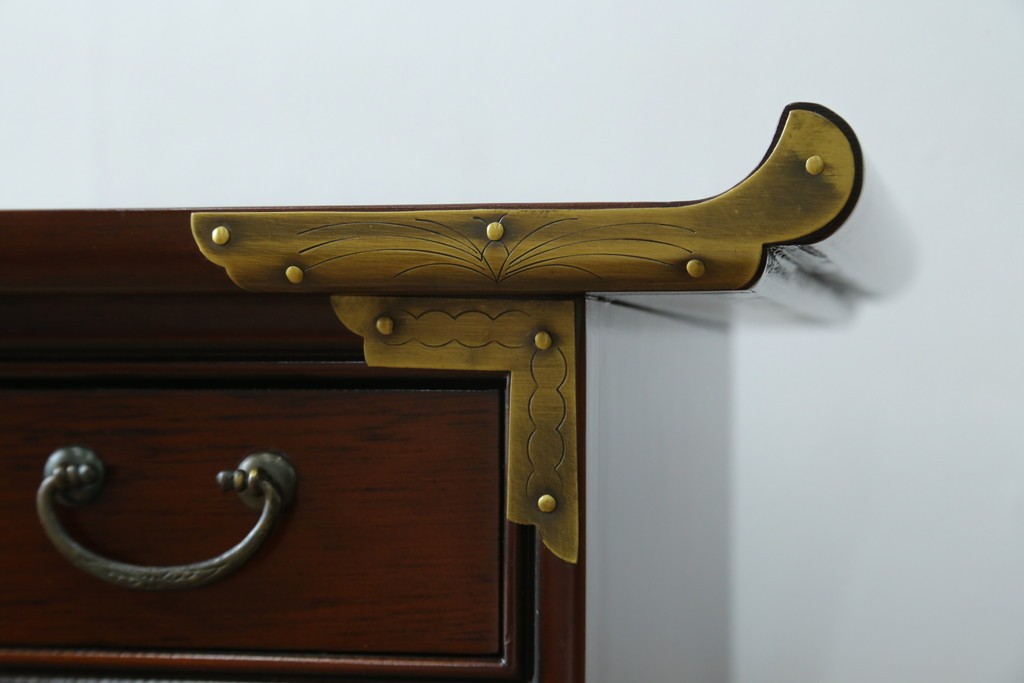 中古　美品　重厚感ある金具が魅力的なキャビネット　(R-081366)