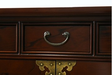 中古　美品　重厚感ある金具が魅力的なキャビネット　(R-081366)