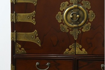 中古　美品　重厚感ある金具が魅力的なキャビネット　(R-081366)