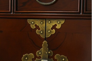 中古　美品　重厚感ある金具が魅力的なキャビネット　(R-081366)