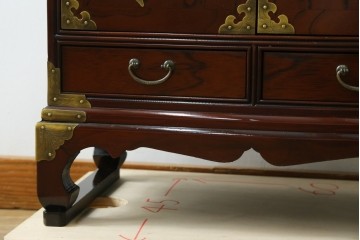 中古　美品　重厚感ある金具が魅力的なキャビネット　(R-081366)