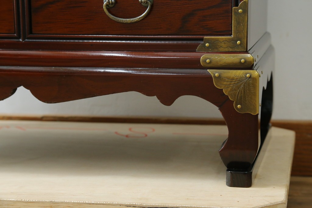 中古　美品　重厚感ある金具が魅力的なキャビネット　(R-081366)