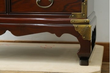 中古　美品　重厚感ある金具が魅力的なキャビネット　(R-081366)
