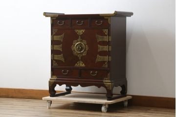 中古　美品　重厚感ある金具が魅力的なキャビネット(サイドキャビネット、サイドテーブル、箪笥、収納棚、戸棚)(R-081366)