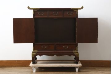 中古　美品　重厚感ある金具が魅力的なキャビネット(サイドキャビネット、サイドテーブル、箪笥、収納棚、戸棚)(R-081366)