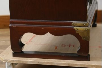 中古　美品　重厚感ある金具が魅力的なキャビネット(サイドキャビネット、サイドテーブル、箪笥、収納棚、戸棚)(R-081366)