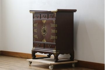 中古　美品　重厚感ある金具が魅力的なキャビネット(サイドキャビネット、サイドテーブル、箪笥、収納棚、戸棚)(R-081366)