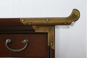 中古　美品　重厚感ある金具が魅力的なキャビネット(サイドキャビネット、サイドテーブル、箪笥、収納棚、戸棚)(R-081366)