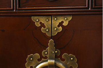 中古　美品　重厚感ある金具が魅力的なキャビネット(サイドキャビネット、サイドテーブル、箪笥、収納棚、戸棚)(R-081366)
