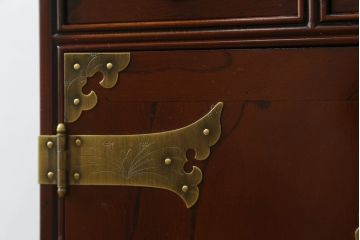 中古　美品　重厚感ある金具が魅力的なキャビネット(サイドキャビネット、サイドテーブル、箪笥、収納棚、戸棚)(R-081366)