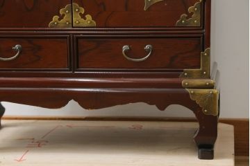 中古　美品　重厚感ある金具が魅力的なキャビネット(サイドキャビネット、サイドテーブル、箪笥、収納棚、戸棚)(R-081366)