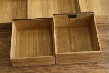 和製アンティーク　高級指物家具　前面桑材　天板側面槐(えんじゅ)材　引き出し9杯　収納力抜群!落ち着きのある色味の引き出し箪笥(チェスト、サイドチェスト、収納箪笥、和タンス)(R-081367)
