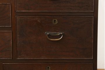 和製アンティーク　高級指物家具　前面桑材　天板側面槐(えんじゅ)材　引き出し9杯　収納力抜群!落ち着きのある色味の引き出し箪笥(チェスト、サイドチェスト、収納箪笥、和タンス)(R-081367)