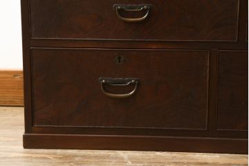 和製アンティーク　高級指物家具　前面桑材　天板側面槐(えんじゅ)材　引き出し9杯　収納力抜群!落ち着きのある色味の引き出し箪笥(チェスト、サイドチェスト、収納箪笥、和タンス)(R-081367)