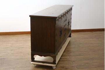 中古　大振りサイズ!!　希少な廃番品!!　李朝　アンティーク調　異国情緒の雰囲気漂うオリエンタルなサイドボード(収納棚、戸棚、引き出し)(R-081368)