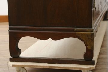 中古　大振りサイズ!!　希少な廃番品!!　李朝　アンティーク調　異国情緒の雰囲気漂うオリエンタルなサイドボード(収納棚、戸棚、引き出し)(R-081368)