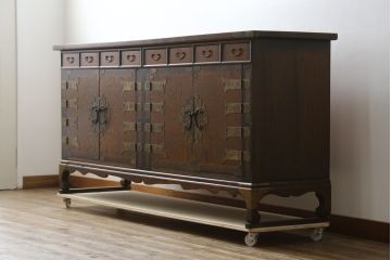 中古　大振りサイズ!!　希少な廃番品!!　李朝　アンティーク調　異国情緒の雰囲気漂うオリエンタルなサイドボード(収納棚、戸棚、引き出し)(R-081368)
