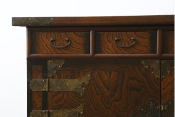 中古　大振りサイズ!!　希少な廃番品!!　李朝　アンティーク調　異国情緒の雰囲気漂うオリエンタルなサイドボード(収納棚、戸棚、引き出し)(R-081368)