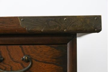中古　大振りサイズ!!　希少な廃番品!!　李朝　アンティーク調　異国情緒の雰囲気漂うオリエンタルなサイドボード(収納棚、戸棚、引き出し)(R-081368)