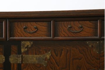 中古　大振りサイズ!!　希少な廃番品!!　李朝　アンティーク調　異国情緒の雰囲気漂うオリエンタルなサイドボード(収納棚、戸棚、引き出し)(R-081368)