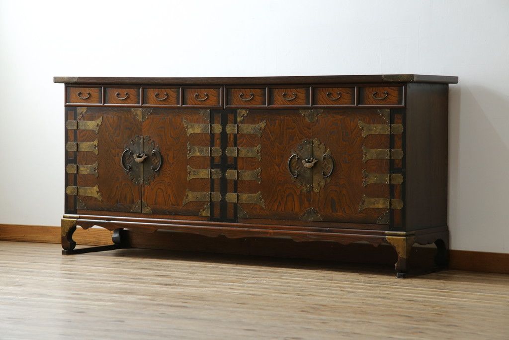 中古　大振りサイズ!!　希少な廃番品!!　李朝　アンティーク調　異国情緒の雰囲気漂うオリエンタルなサイドボード(収納棚、戸棚、引き出し)(R-081368)