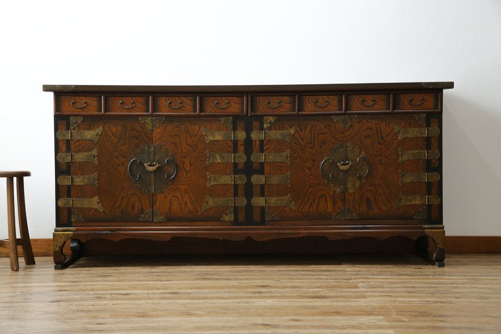 中古　大振りサイズ!!　希少な廃番品!!　李朝　アンティーク調　異国情緒の雰囲気漂うオリエンタルなサイドボード(収納棚、戸棚、引き出し)(R-081368)