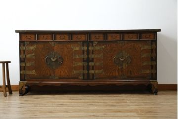 中古　大振りサイズ!!　希少な廃番品!!　李朝　アンティーク調　異国情緒の雰囲気漂うオリエンタルなサイドボード(収納棚、戸棚、引き出し)(R-081368)