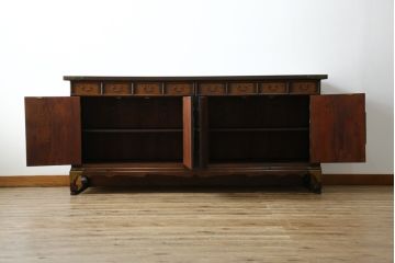 中古　大振りサイズ!!　希少な廃番品!!　李朝　アンティーク調　異国情緒の雰囲気漂うオリエンタルなサイドボード(収納棚、戸棚、引き出し)(R-081368)