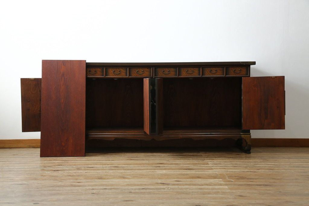 中古　大振りサイズ!!　希少な廃番品!!　李朝　アンティーク調　異国情緒の雰囲気漂うオリエンタルなサイドボード(収納棚、戸棚、引き出し)(R-081368)