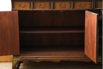 中古　大振りサイズ!!　希少な廃番品!!　李朝　アンティーク調　異国情緒の雰囲気漂うオリエンタルなサイドボード(収納棚、戸棚、引き出し)(R-081368)