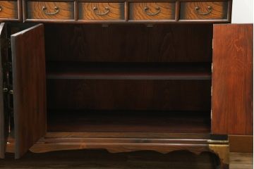 中古　大振りサイズ!!　希少な廃番品!!　李朝　アンティーク調　異国情緒の雰囲気漂うオリエンタルなサイドボード(収納棚、戸棚、引き出し)(R-081368)