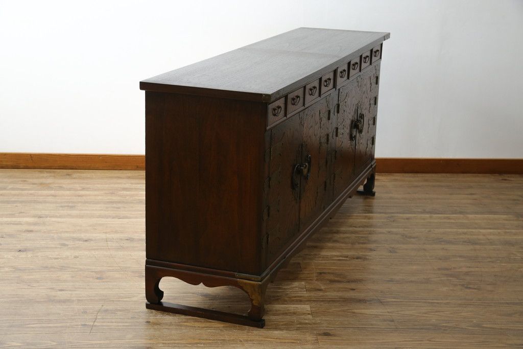 中古　大振りサイズ!!　希少な廃番品!!　李朝　アンティーク調　異国情緒の雰囲気漂うオリエンタルなサイドボード(収納棚、戸棚、引き出し)(R-081368)