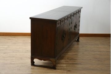 中古　大振りサイズ!!　希少な廃番品!!　李朝　アンティーク調　異国情緒の雰囲気漂うオリエンタルなサイドボード(収納棚、戸棚、引き出し)(R-081368)