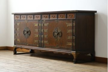 中古　大振りサイズ!!　希少な廃番品!!　李朝　アンティーク調　異国情緒の雰囲気漂うオリエンタルなサイドボード(収納棚、戸棚、引き出し)(R-081368)