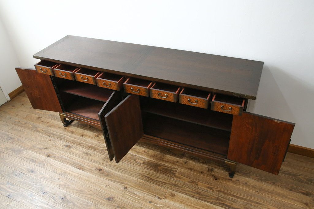 中古　大振りサイズ!!　希少な廃番品!!　李朝　アンティーク調　異国情緒の雰囲気漂うオリエンタルなサイドボード(収納棚、戸棚、引き出し)(R-081368)