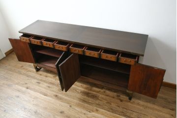 中古　大振りサイズ!!　希少な廃番品!!　李朝　アンティーク調　異国情緒の雰囲気漂うオリエンタルなサイドボード(収納棚、戸棚、引き出し)(R-081368)