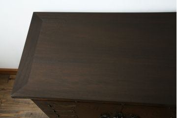 中古　大振りサイズ!!　希少な廃番品!!　李朝　アンティーク調　異国情緒の雰囲気漂うオリエンタルなサイドボード(収納棚、戸棚、引き出し)(R-081368)