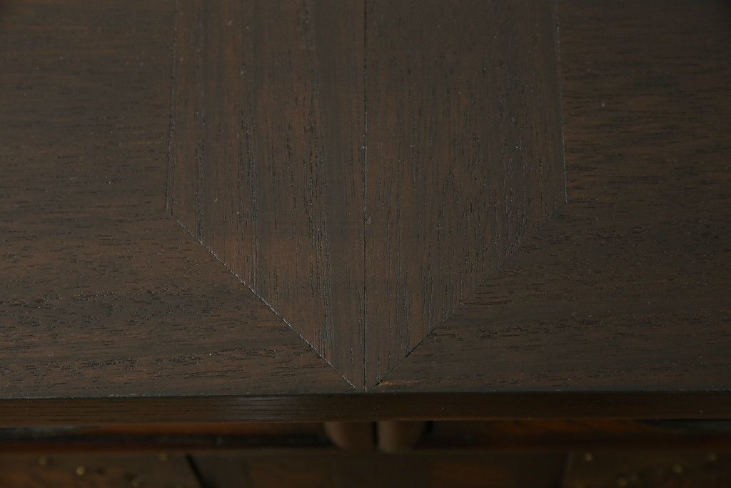 中古　大振りサイズ!!　希少な廃番品!!　李朝　アンティーク調　異国情緒の雰囲気漂うオリエンタルなサイドボード(収納棚、戸棚、引き出し)(R-081368)