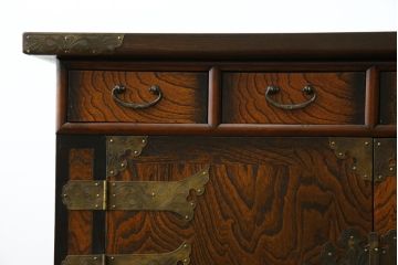 中古　大振りサイズ!!　希少な廃番品!!　李朝　アンティーク調　異国情緒の雰囲気漂うオリエンタルなサイドボード(収納棚、戸棚、引き出し)(R-081368)